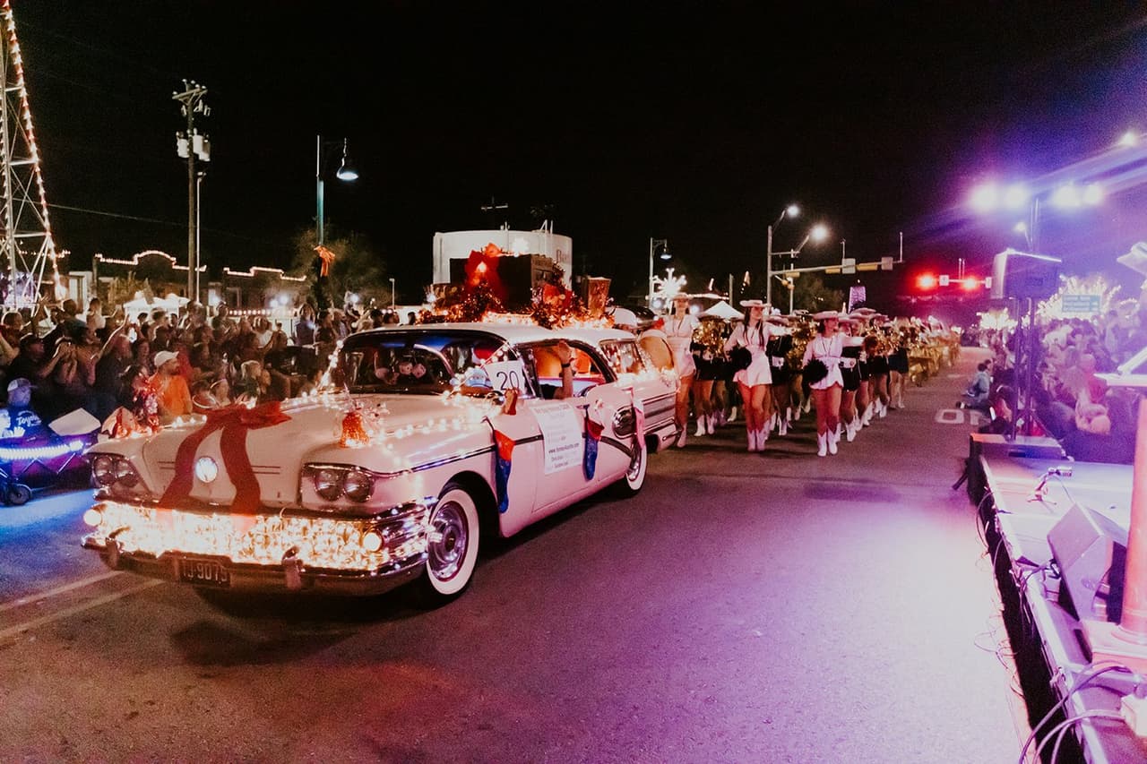 <h3 class="cms-H3-H3">Budafest Parade</h3>
<br>
<br>
<b>Dónde:</b> Centro de Buda
<br>
<b>Cuándo:</b> 7 de diciembre
<br>
<b>Horario:</b> 6:30 pm
<br>
<br>Decenas de autos alumbrados con luces navideñas de negocios, organizaciones y familias se reunirán en un desfile que tiene tradición de 44 años.
<br>