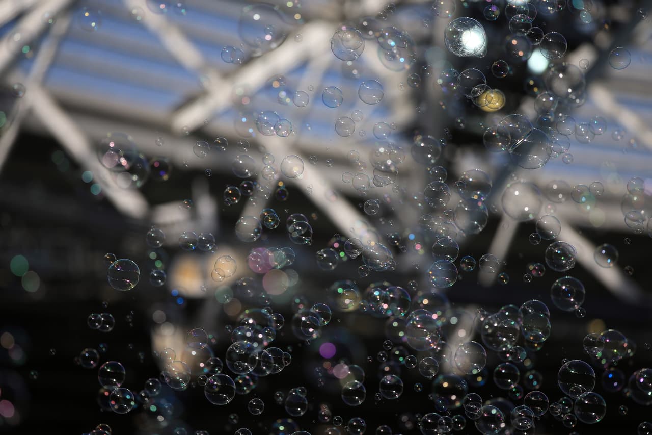 <b>Las burbujas de jabón se hacen cristales</b>
<br>Los expertos han advertido que las temperaturas que se experimentarán en Chicago, Detroit y Minnesota pueden hacer que la piel humana
<a href="https://www.univision.com/noticias/tormenta-de-nieve/la-piel-se-congelara-en-10-minutos-la-advertencia-por-el-vortice-polar-que-dejara-ciudades-con-temperaturas-mas-bajas-que-las-de-alaska">se congele con tan solo exponerla 10 minutos al intenso frío.</a> En realidad, hay muchas cosas que tienen el poder de congelarse a esas temperaturas extremas. Las burbujas de jabón, por ejemplo, podrán ser sopladas al aire y antes de que toquen cualquier superficie y exploten
<a href="https://6abc.com/weather/freezing-bubbles-make-the-winter-cold-more-magical/2826746/"> pueden convertirse en cristal</a>. Las burbujas pueden formar patrones cristalinos que al romperse se parecerán un poco a la cáscara de un huevo roto.
<br>