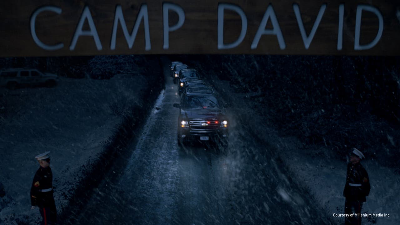 "Realmente no hay nada más como el Chevrolet Suburban en este negocio, por dos razones", dijo Dennis McCarthy, coordinador de autos de Hollywood. "Primero, es uno de los vehículos más versátiles del negocio, capaz de adaptarse a cualquier tipo de personaje. En segundo lugar, puede ayudar a darle al instante una importancia adicional a la escena. Cuando aparece un convoy de Suburbans negros en la pantalla, sabes que no es el momento de dejar tu asiento para comprar palomitas de maíz", agregó.
<br>
<br>
<b>En imagen:</b> Chevrolet Suburban 2010 en Olympus Has Fallen (2013)
<br>