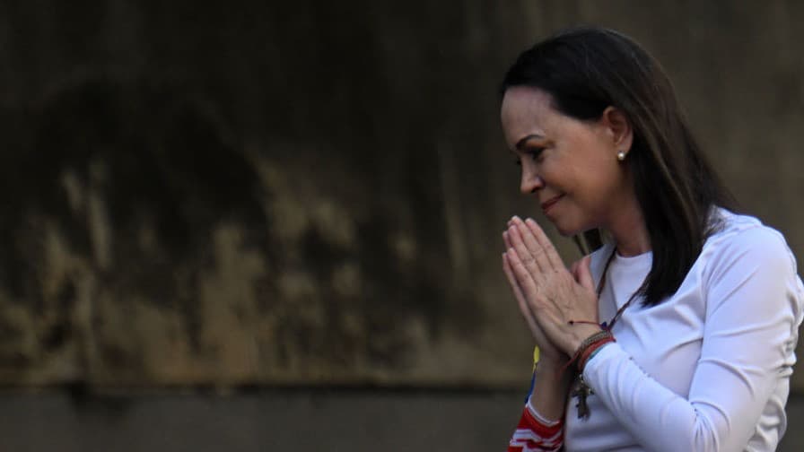 La fiscal general de Nueva York es acusada de fraude hipotecario; una jueza federal bloquea temporalmente el despliegue la Guardia Nacional en Illinois y destituyen a la presidente peruana Dina Boluarte . Más información en 
<a href="https://www.univision.com/noticias" target="_blank">UnivisionNoticias.com. </a>