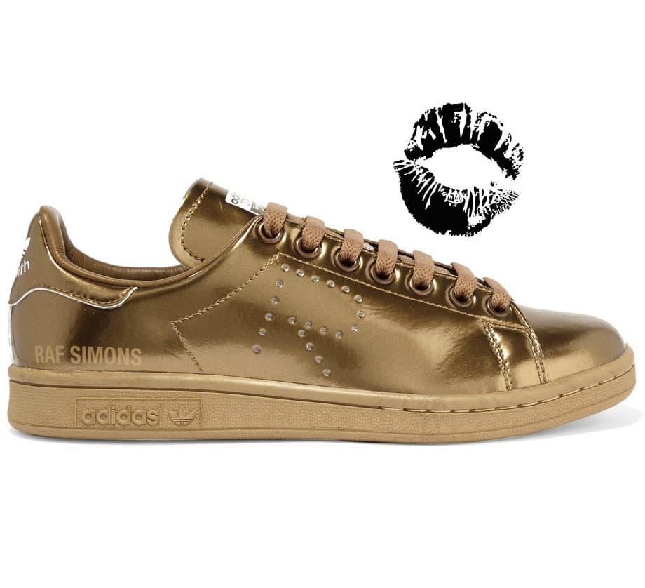 Mancuerna de lujo: Adidas hizo una colaboración con el diseñador Raf Simons para reinventar el icónico modelo “Stan Smith”. En un tono cobrizo, estos tenis de piel metálica son perfectos para llevarse con un vestido hasta con un par de jeans.