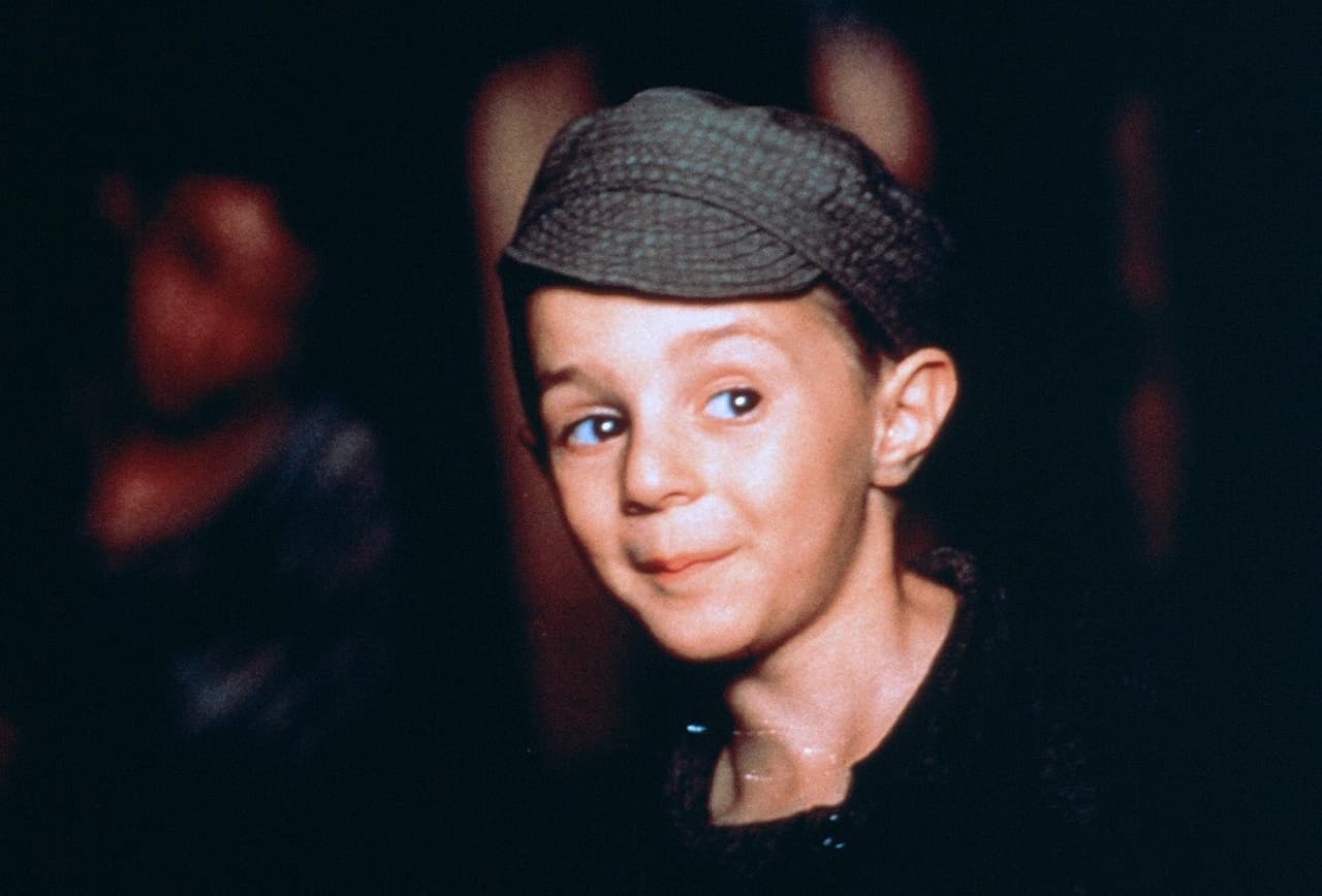 Justo el día de su cumpleaños, Giosué, Guido y su tío eran detenidos, debido a su origen judío, y subidos a un tren rumbo a un campo de concentración.