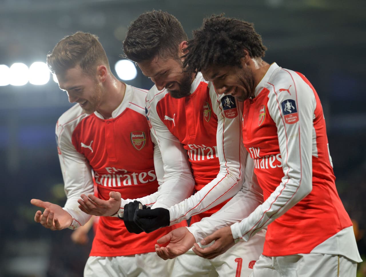 Giroud y Walcott meten al Arsenal en cuartos de final de la FA Cup