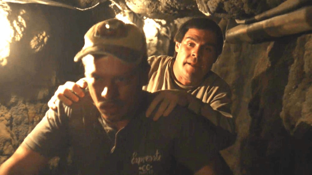 Con ayuda de su gente, Joaquín recorrió rápidamente el tunel en una motocicleta.