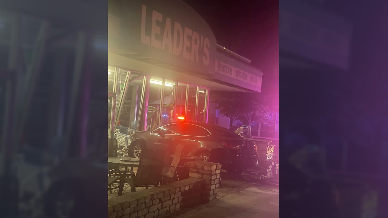 Auto pierde el control y se impacta contra tienda de Orlando; no hubo heridos 