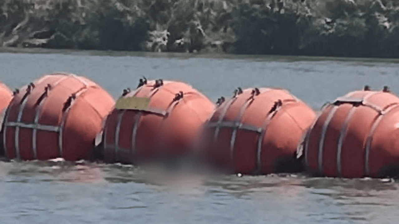 El cadáver de esta persona estaba junto a las boyas que instaló el gobernador Greg Abbott.