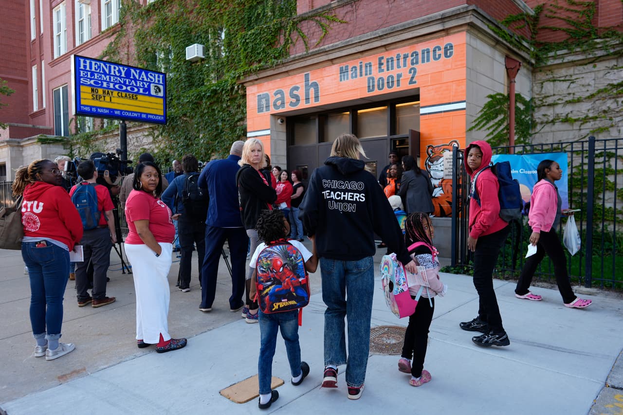 En la escuela Nash Elementary School, ubicada en South Austin, Chicago, estudiantes pequeños son guiados al llegar. En esta escuela,
<b><a href="https://www.univision.com/local/chicago-wgbo/guardia-nacional-ice-escuelas-cps-chicago-pritzker-alumnos-clases">activistas y profesores sindicalizados </a>repartieron algunos volantes para informar a la comunidad sobre la posible llegada de la Guardia Nacional.</b>