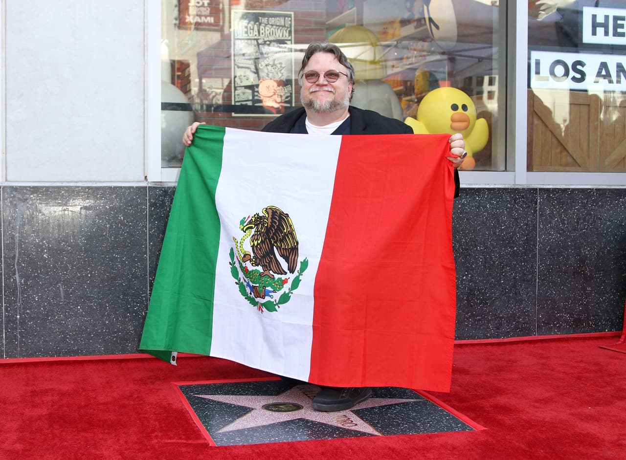 El 6 de agosto del 2019 fue la fecha en la 
<b>Guillermo del Toro</b> vio su propia estrella en el paseo de la fama en Los Ángeles y lo celebró con la bandera mexicana.