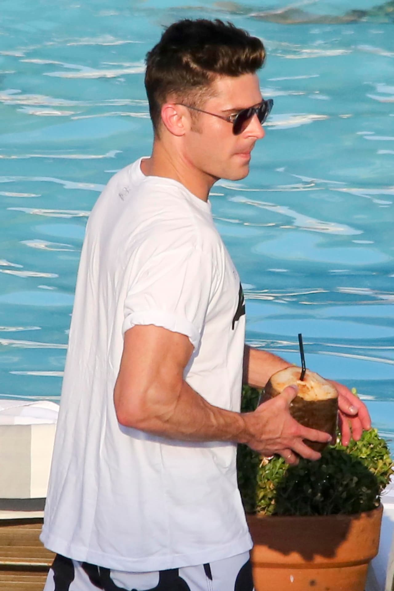 Y ahora lo vimos disfrutando de un delicioso coco en su hotel.