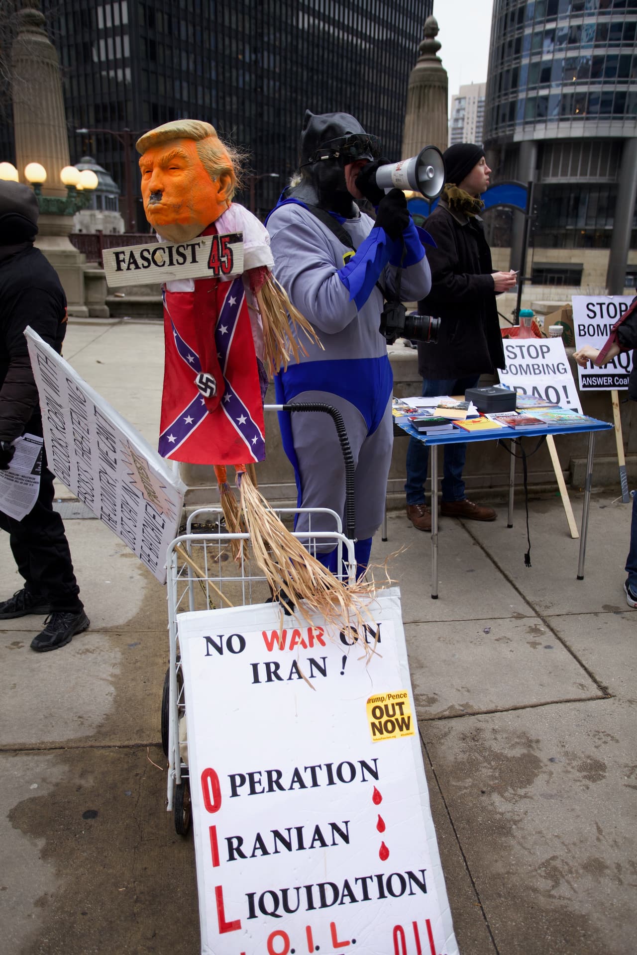 En conjunto con otras organizaciones, Action Now encabezó más de 70 protestas en todo los Estados Unidos para detener la guerra y terminar con el racismo. También exigen la salida de las tropas estadounidenses de Irak y poner fin a lo que dicen es una guerra contra Irán.