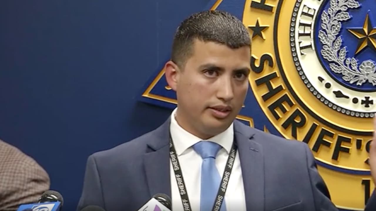 Oficiales de la oficina del sheriff del condado Harris ofrecieron una rueda de prensa y dieron a conocer el video de cámaras de vigilancia donde se muestra el vehículo que conducía el presunto responsable de la muerte del menor.