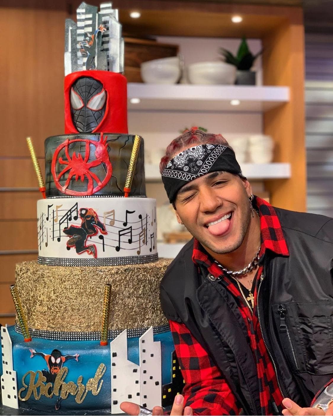 El personaje favorito de Richard estaba en la exquisita tarta y él no pudo ocultar su emoción en la foto del recuerdo.