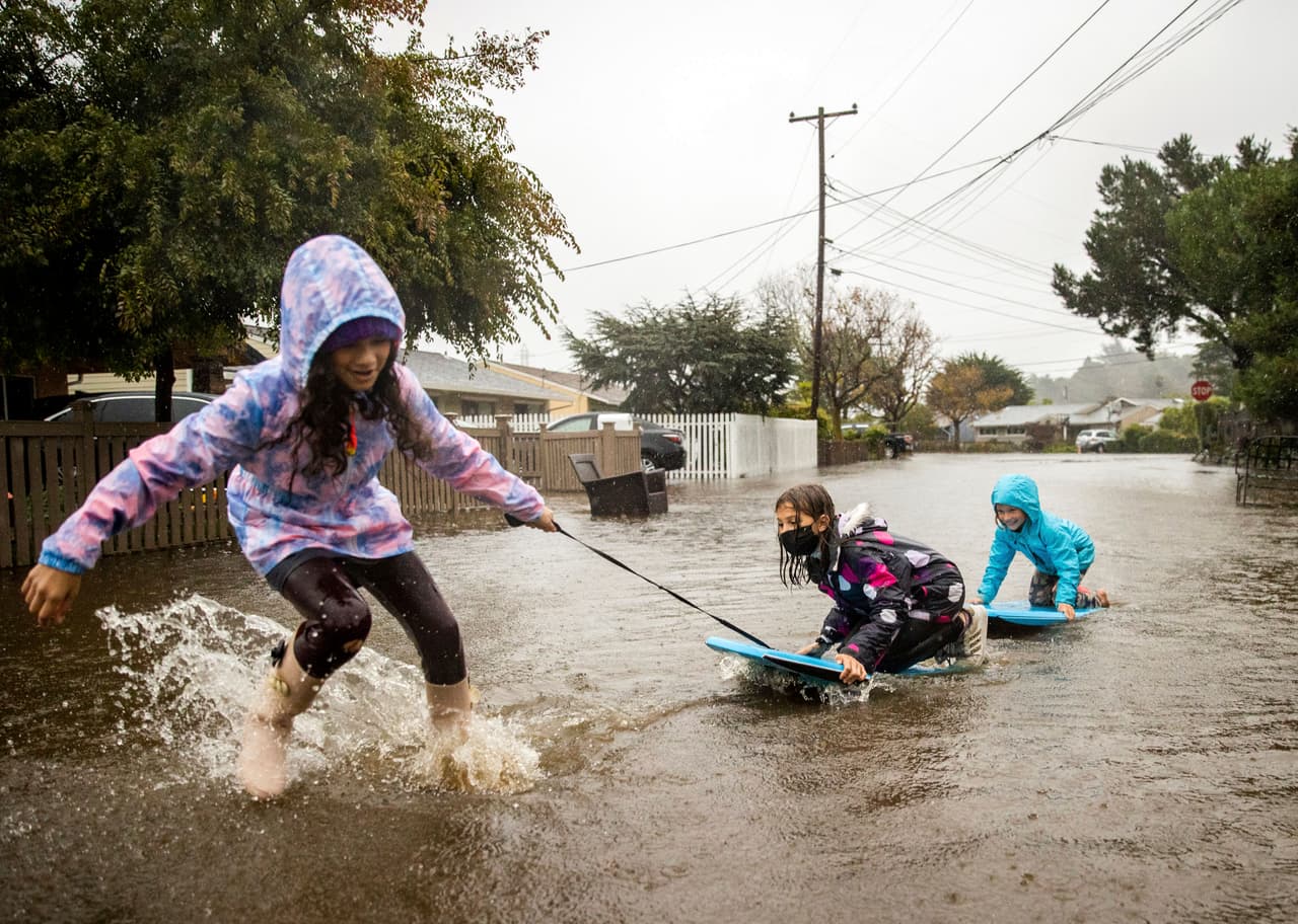 Niños jugando en una calle inundada en Mill Valley, California, el 24 de octubre. Una poderosa tormenta se precipitó hacia el sur de ese estado después de inundar carreteras, derribar árboles y cortar la energía a 380,000 clientes en áreas que se quemaron recientemente en incendios forestales.
<br>
<br>Las áreas quemadas siguen siendo una preocupación porque las tierras desprovistas de vegetación no pueden absorber las fuertes lluvias con tanta rapidez, lo que aumenta la probabilidad de inundaciones repentinas.
<br>