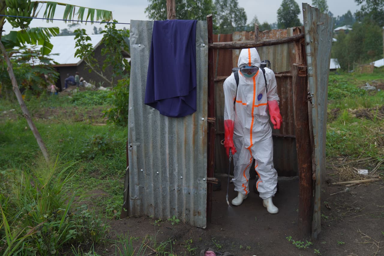 Los trabajadores de los equipos de prevención y control del brote revisan también localidades remotas y dan indicaciones de seguridad a sus habitantes. (AP Photo/Dieudonne Dirole)