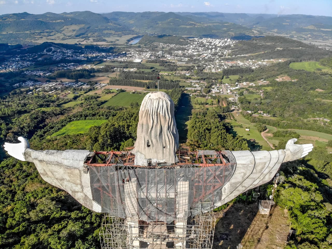 La estatua del Cristo de Encantado está hecha de acero y concreto. Su conclusión está prevista para fines de este año, según la Asociación Amigos del Cristo, que coordina la obra.