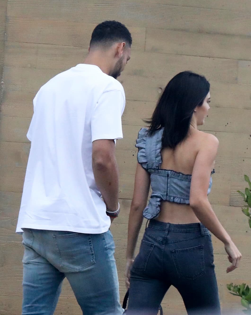 La pareja salió a dar un paseo por West Hollywood en Los Ángeles para cenar juntos.