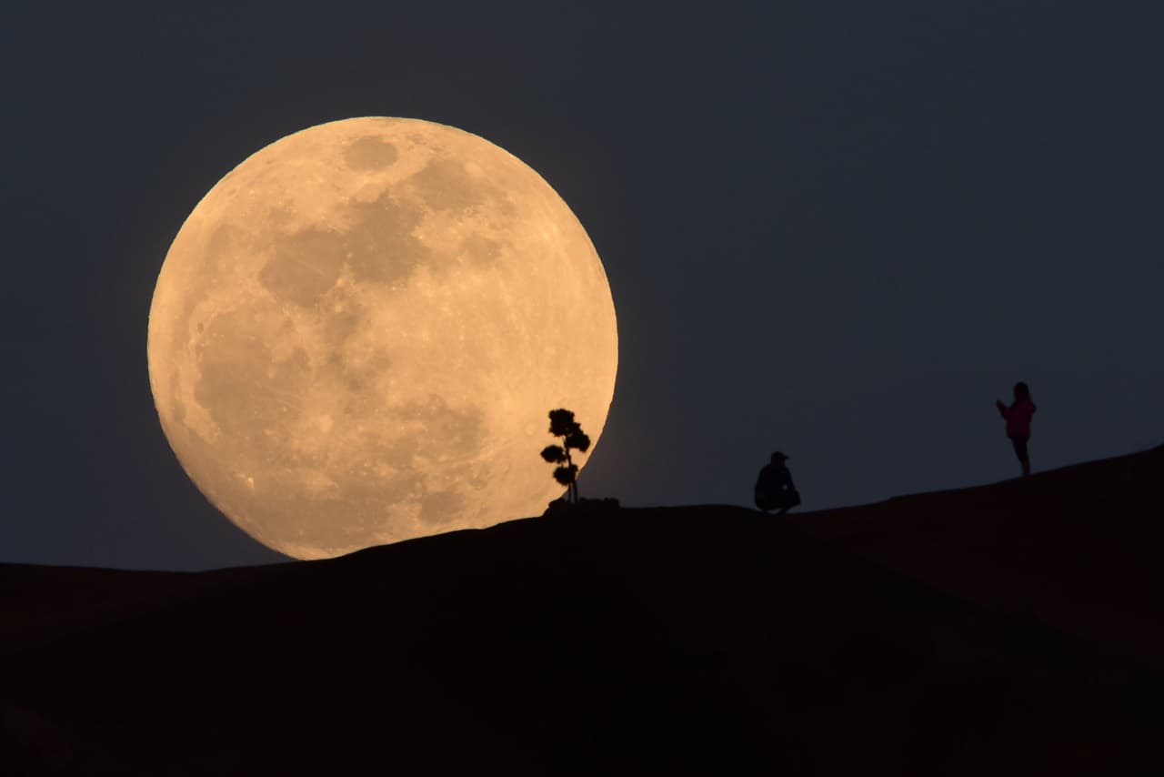 La superluna desde Los Ángeles. El eclipse lunar cuando el satélite está en su punto más cercano de la Tierra se verá mejor desde la costa oeste.
<br>