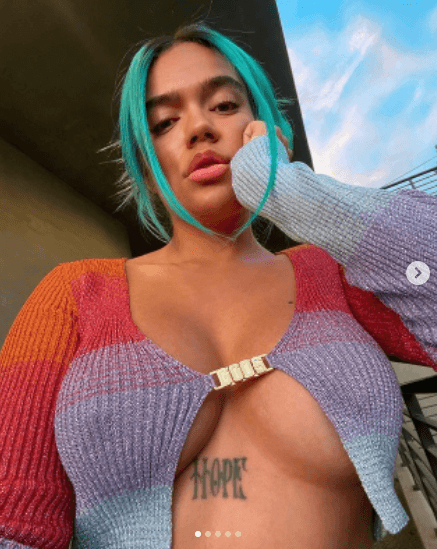 “Sentirnos cómodos como realmente somos es algo con lo que batallamos todos los días, por cómo “debemos” lucir o debemos vernos según el estándar social”, fue parte de la dedicatoria que la estrella escribió.