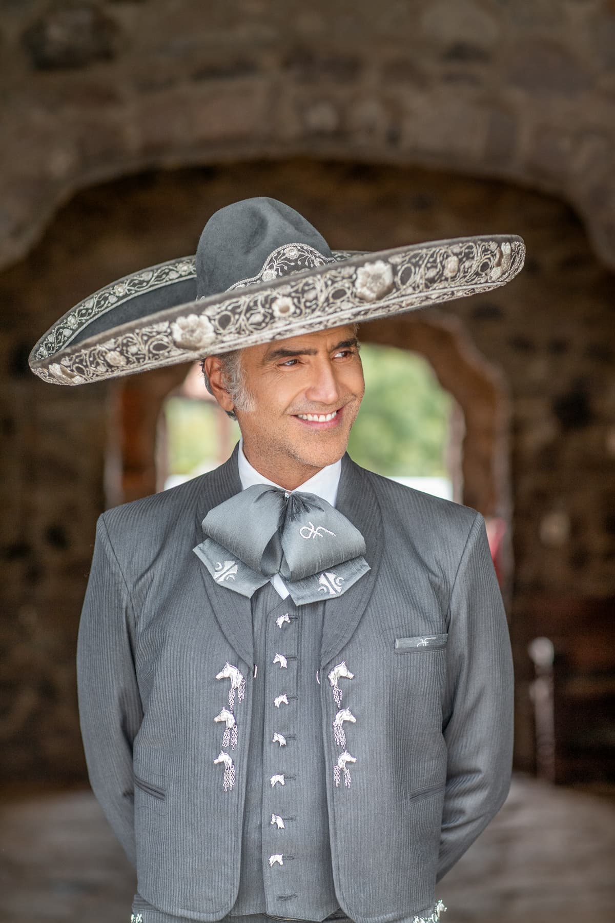 Alejandro Fernández además de interpretar su nuevo sencillo ‘Te Olvidé’, el cual forma parte de su más reciente material ‘Hecho en México’, será reconocido con el Premio Lo Nuestro Legado Musical – Mariachi.
