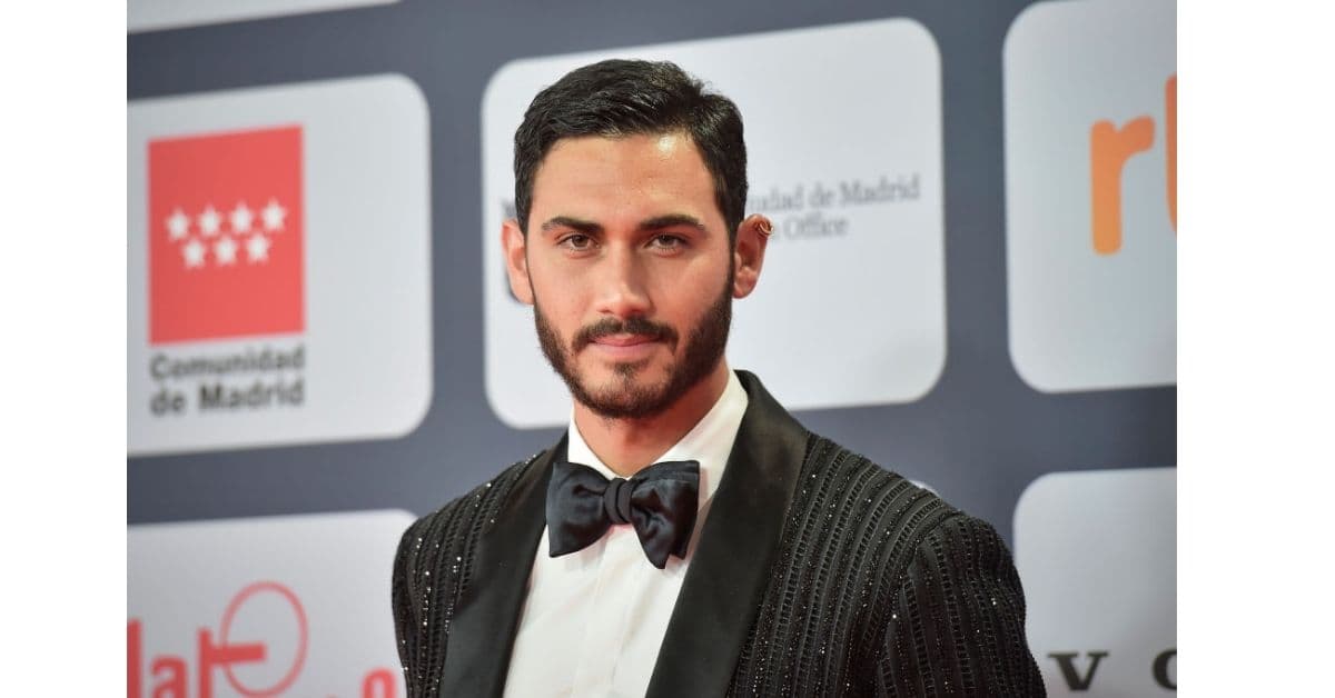 Alejandro Speitzer en alfombra roja