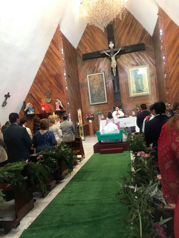 Ivanna, de 9 años de edad, se preparó por varios meses para celebrar su primera comión junto a su familia. La misa fue oficiada por el padre Heriberto Gastelum.