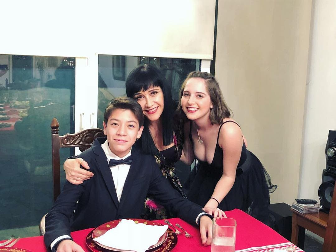 <b>Susana Zabaleta </b>
<br>
<br>La actriz y cantante es una orgullosa madre de dos: Elizabetha y Matías. La primogénita de la también soprano es fruto de la relación que tuvo con su exesposo, Daniel Gruener, con quien estuvo casada durante 23 años.
<br>Por otra parte, la pareja adoptó a Matías en el 2007, cuando apenas tenía dos años.