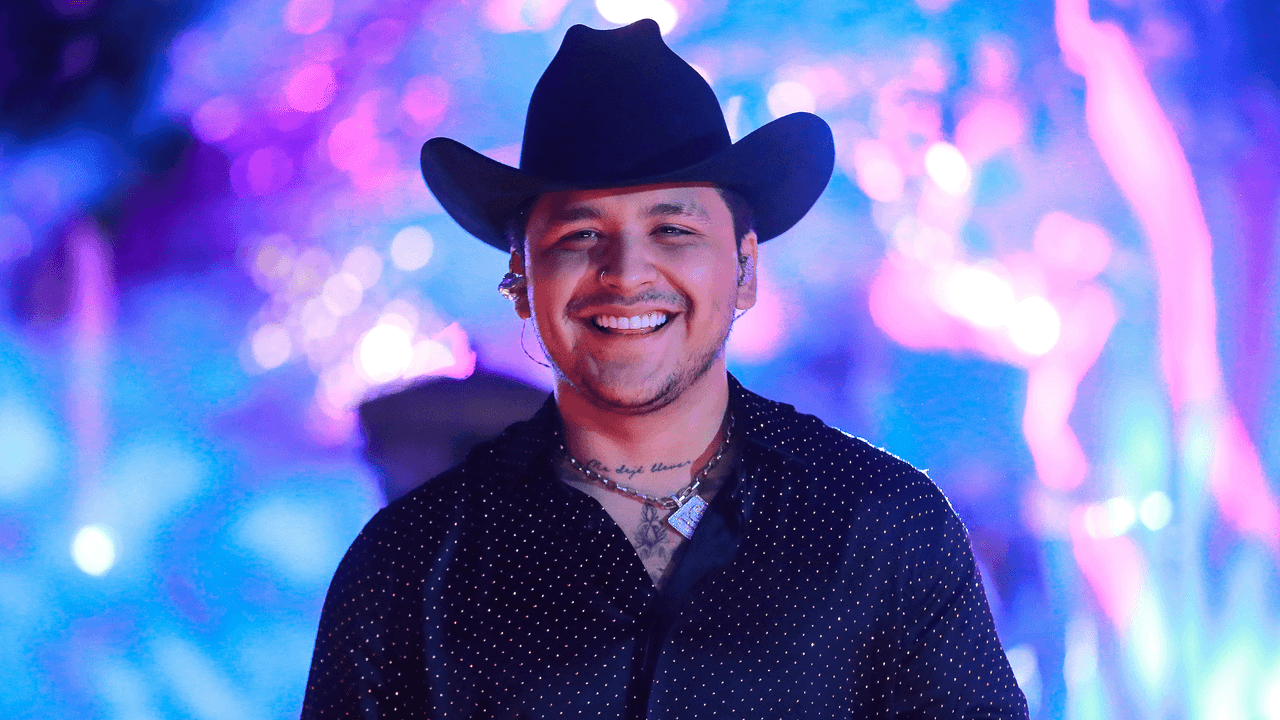 Christian Nodal tuvo un gesto con su fan más pequeña: la subió al escenario y le cantó
