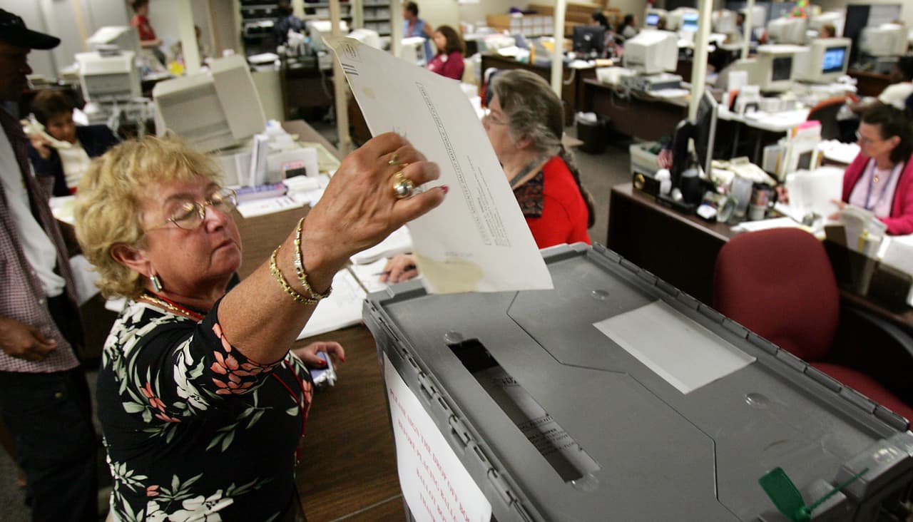 Pese a lo que diga Trump, supervisores electorales de Florida instan a los votantes a solicitar boletas por correo