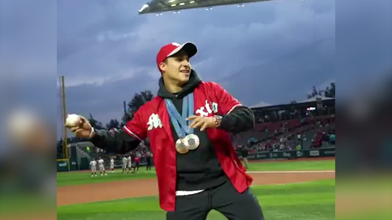 Osmar Olvera visita el "Infierno" y lanza la primera bola