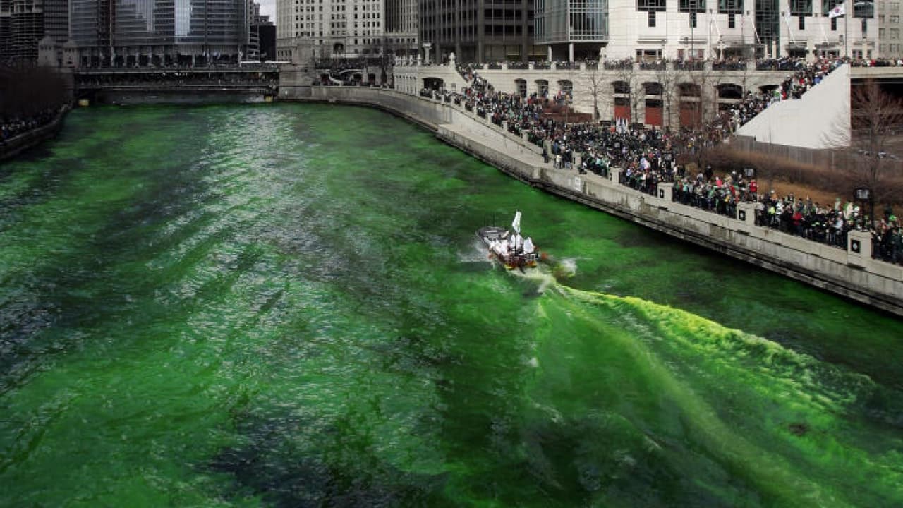 A partir de este sábado, el tráfico vehicular de la ciudad se podrá ver afectado por los cierres viales planificados debido a la celebración del St. Patrick's Day. 
<br>
<br>A las 10:00 am se espera que el río Chicago se tiña de verde y quienes deseen ver el espectáculo deberán acercarse a los puentes habilitados para ello, que por el momento son Orleans, La Salle y Colombus.