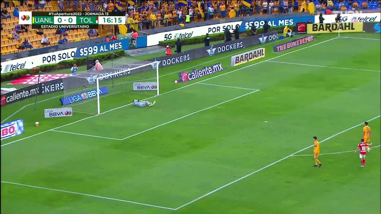 ¡CERCA! Leonardo Fernández disparó que se estrella en el poste.