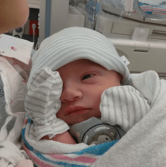 "Qué lindo mi gordo, estás creciendo muy rápido". Así Carlitos 'El Productor' recordaba con cariño meses atrás el día que nació su bebé un 24 de enero de 2017, desde cuando se ha encargado de compartir momentos enternecedores a través de las redes sociales.