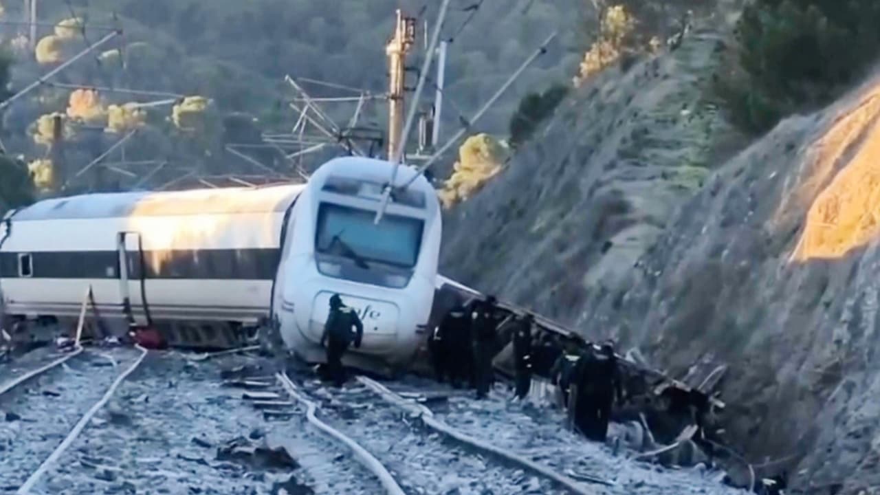 Choque de trenes en Adamuz, España: aumentan víctimas mortales en el tercer día de luto