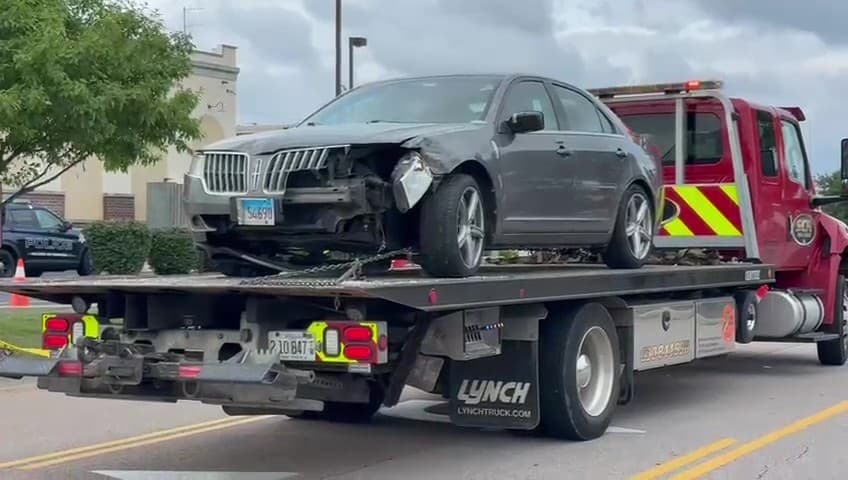 El restaurante Portillo’s, ubicado en la Ruta 34, cerca de
<b>Douglas Road</b>, en Oswego, Illinois, provocó una gran movilización de los cuerpos de emergencia alrededor de la
<b>1:55 p.m.</b>