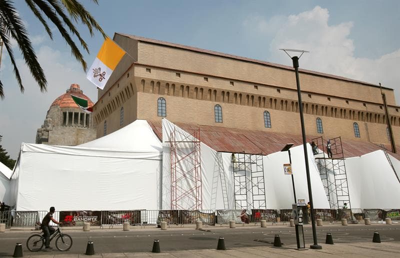 Este es el exterior del lugar donde se ubica la exhibición que abrió sus puertas en el corazón de la Ciudad de México. Consta de una estructura tridimensional en secciones, capaz de soportar la escenografía de los frescos, conformada con impresiones en tela sublimada. (Foto: EFE)