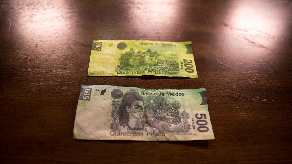 Billetes falsos en cajeros automáticos de México muestran las fallas en controles de seguridad en los bancos