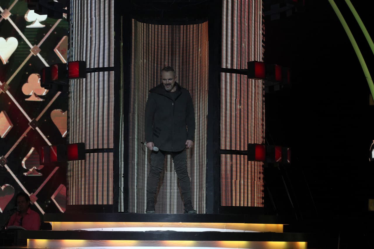 En la conferencia, Miguel Bosé salió de uno de ellos.