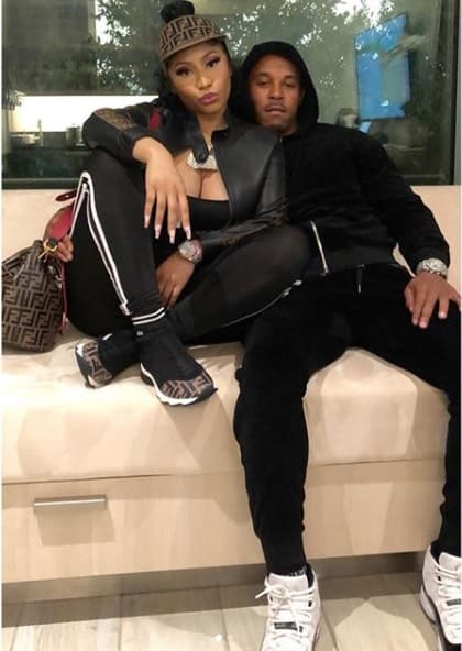 En agosto, cuando comentó que tenía la documentación necesaria para casarse, la artista explicó que tendría 
<b><a href="https://www.univision.com/entretenimiento/nicki-minaj-responde-al-ataque-de-cardi-b-sin-abrir-la-boca-pero-diciendo-mucho-fotos" target="_blank">una boda sencilla</a></b> y después haría una mucho más grande.