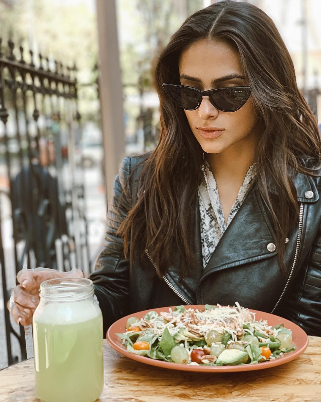 Y si bien cuando viaja prueba de todo, en su casa sólo entran alimentos saludables: “En mi casa si casi todos los alimentos son sanos, si vas a mi cocina vas a encontrar leche de almendras, avena, mucha fruta, muchas verduras, proteínas”.