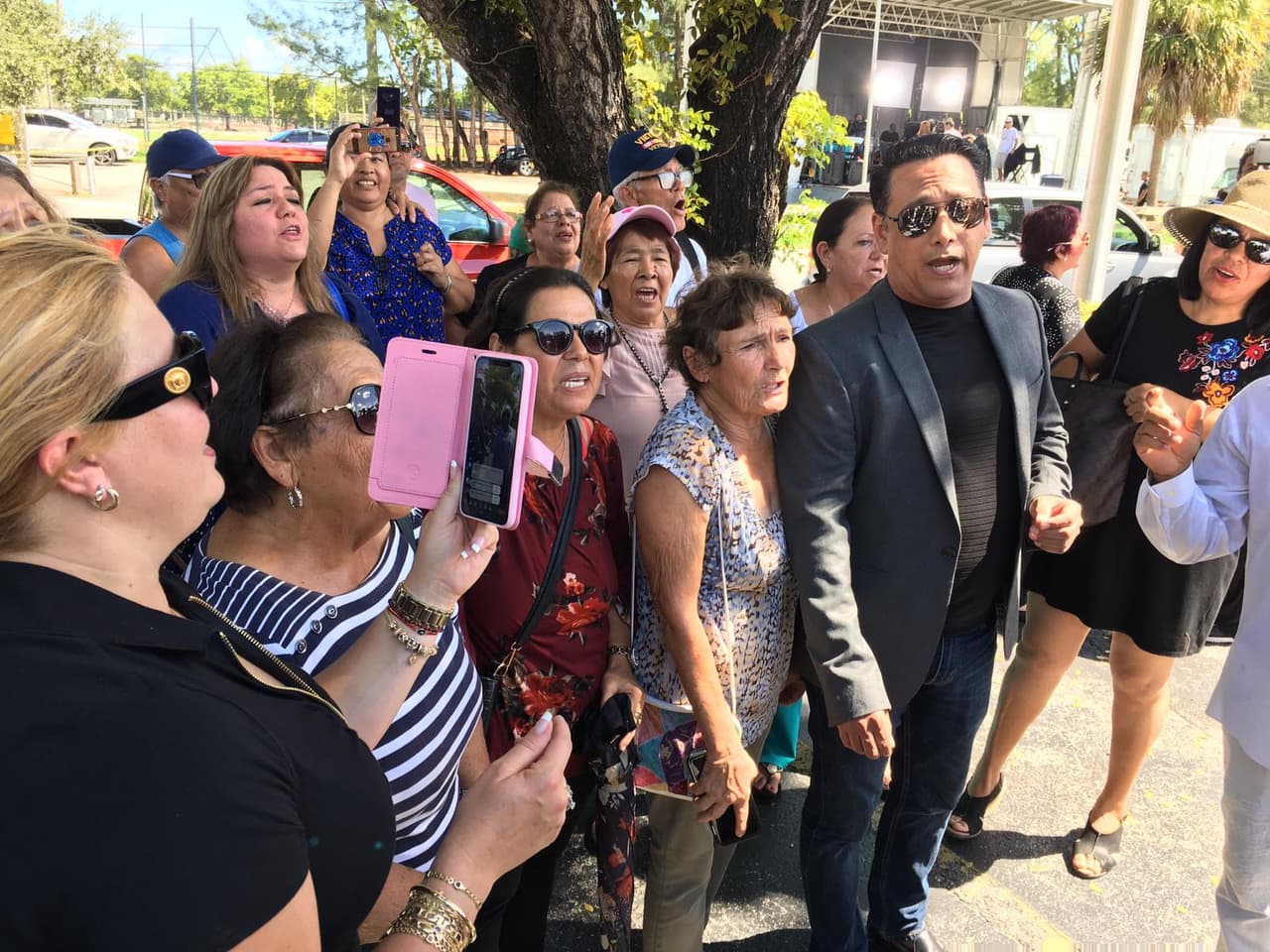 Los fanáticos de José José cantaron en las afueras de la funeraria para despedirse del cantante.