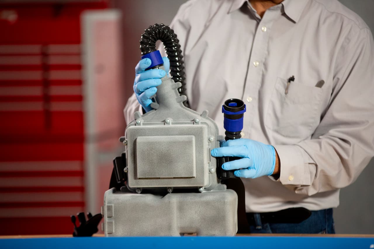 Producción de respiradores con un diseño totalmente nuevo a cargo de Ford. Este dispositivo ayuda a proteger a los profesionales de la salud que están en contacto directo con personas contagiadas.