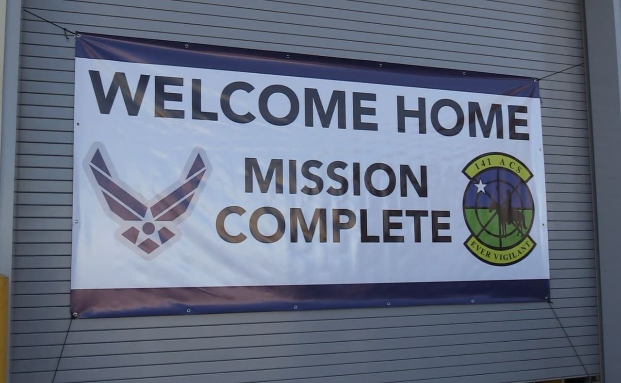 Los familiares crearon pancartas con mensajes para sus seres queridos.