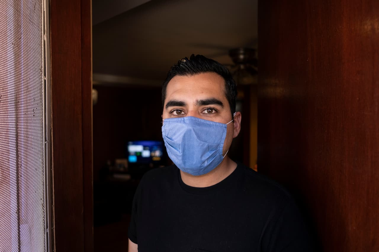 Solo en la fronteriza Tijuana, donde cientos de migrantes esperan sus procesos de asilo político en EEUU en condiciones deplorables, se cuentan 1,136 casos de covid-19 y 226 fallecidos. En la fotografía, Camacho al finalizar el proceso de desinfección de los equipos.