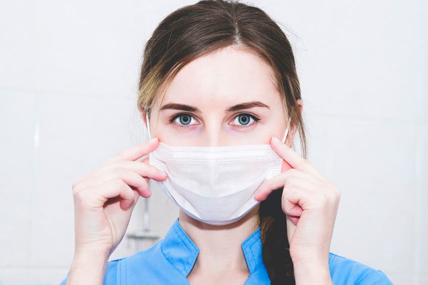 Si en algún momento sientes que la mascarilla te está incomodando demasiado, toma agua y retírala unos instantes, siempre y cuando no haya nadie más a tu alrededor.