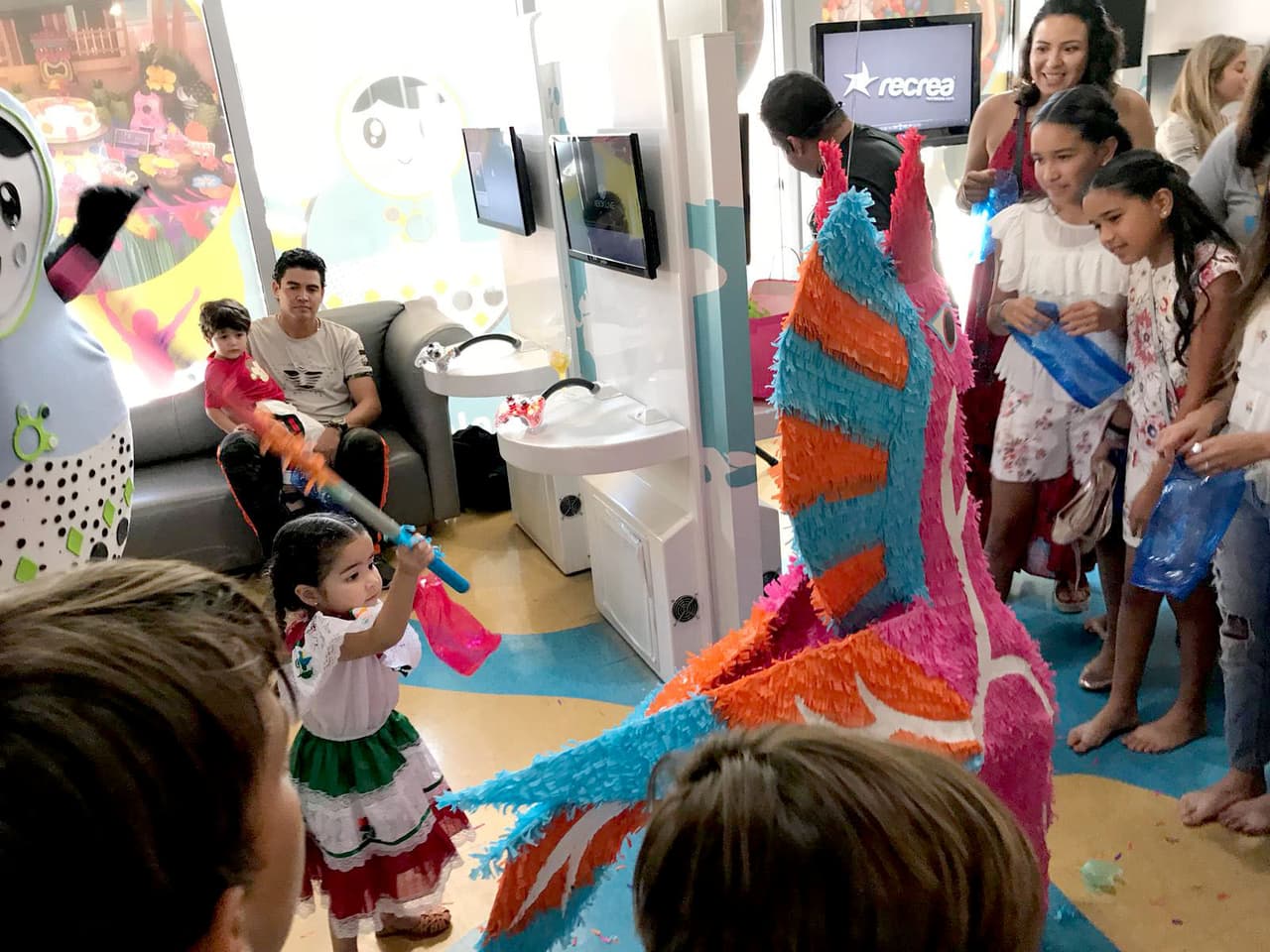 La festejada fue la primera en pegarle.