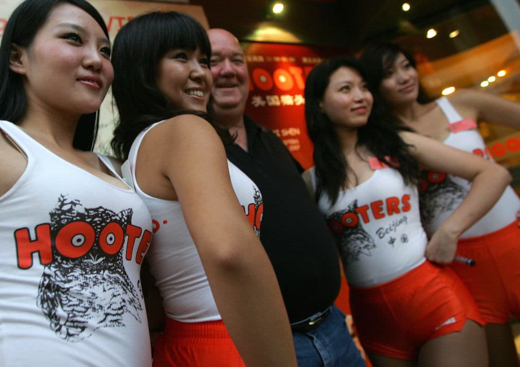 Meseras posando con un cliente