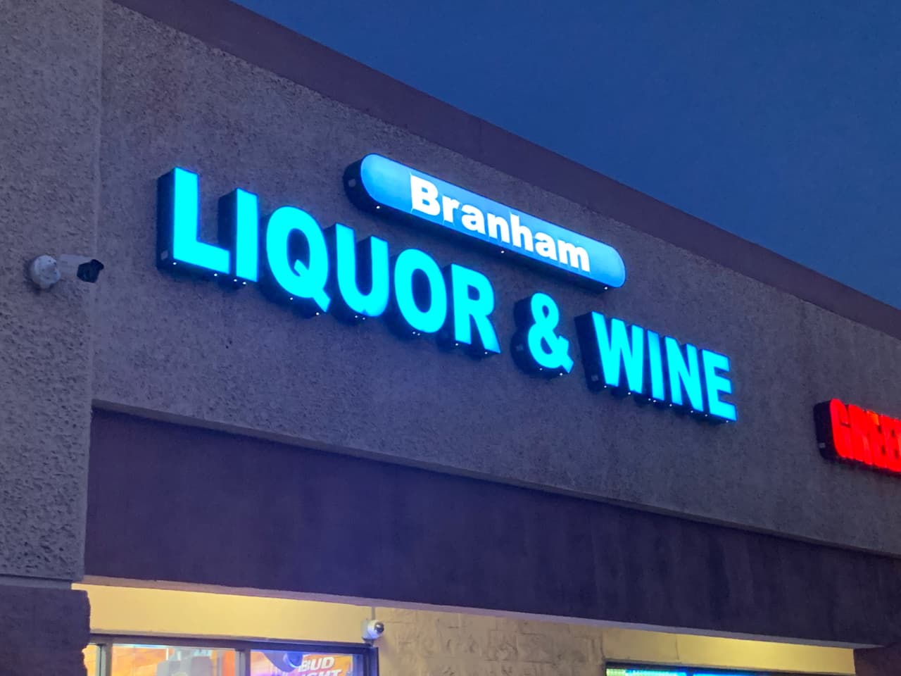 Negocios de San José que tenían en su interior cajeros automáticos fueron vandalizados la madrugada del martes 17 de enero.
<br>