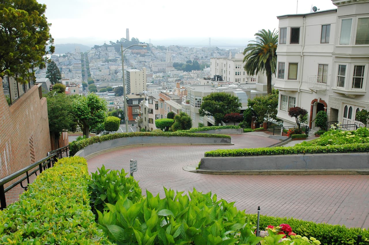 Con tanto turista en la zona, la calle se vuelve uno de los principales objetivos para los amantes de lo ajeno, pero eso pronto podría cambiar. La Asamblea Estatal de California aprobó una iniciativa de ley para permitirle a San Francisco cobrar una cuota e implementar un programa de reservaciones para poder transitar por esta emblemática vía pública.
<br>