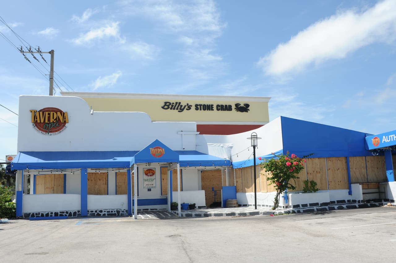 Tiendas habitualmente llenas de gente en Hollywood Beach, al norte de Miami Beach, ahora completamente vacías y cerradas con tablones de madera para pretegerlas de los vientos.