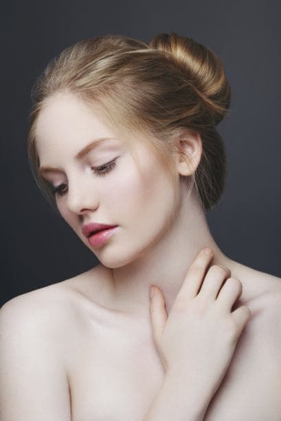 Piel clara con subtonos fríos. Si eres pálida, enrojeces al sol y cuando miras la parte anterior de tus muñecas notas que tus venas son más bien azuladas, probablemente tengas este tipo de piel, sin importar si tu cabello es rubio o castaño, claro u oscuro.